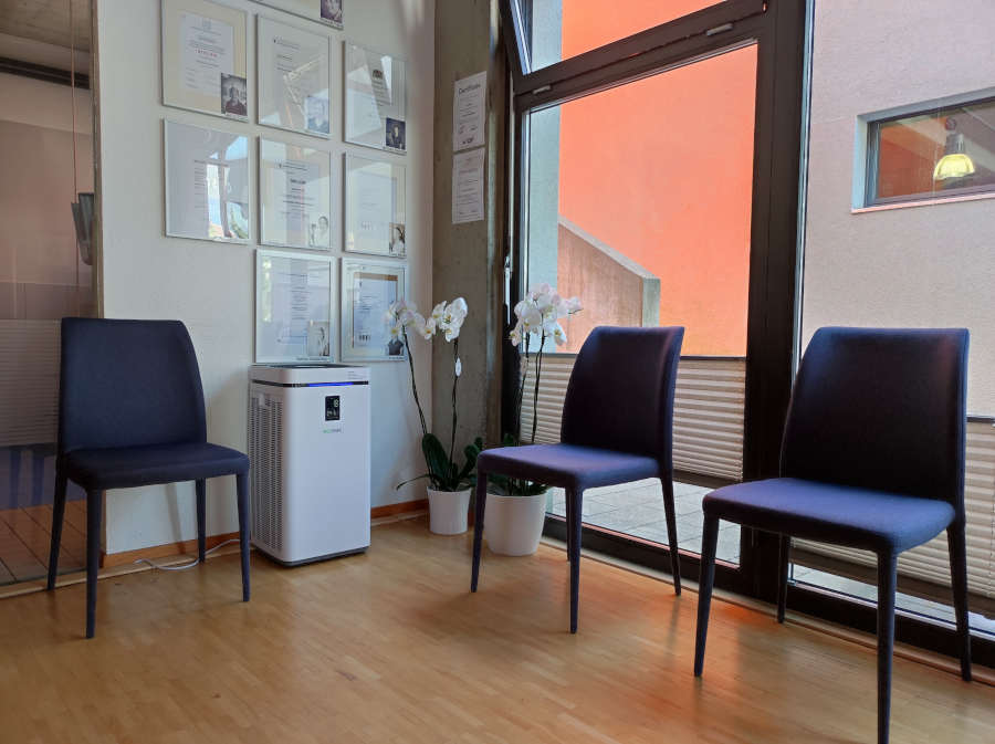 Le purificateur d'air ecoQ CleanAir 800 protège les patients contre les virus et les bactéries dans la salle d'attente